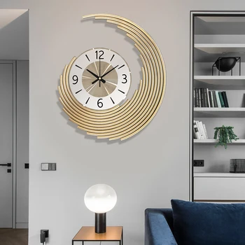 Dzīvojamā istaba mūsdienu vienkārši atmosfēras sadzīves modes radošo sienas pulkstenis rotājumi