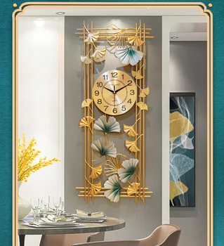Zelta Sienas Pulkstenis ar Ginkgo Lapu Dekors Dzīvojamā Istaba Dīvāns Fona Lievenis Mājās Apdare, Eiropas tipa